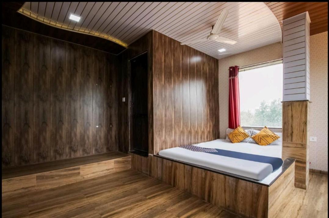 New Natraj Hotel Chikhaldara Buitenkant foto